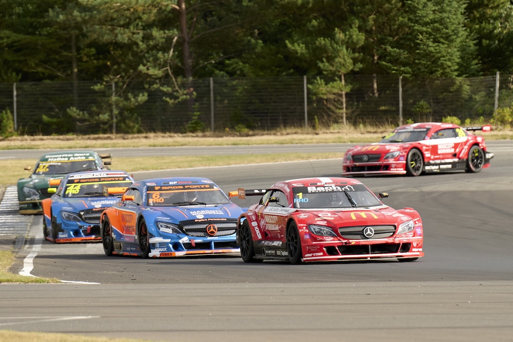 Finalen i Selected Car Group Super GT tegnede til sejr til Martin Andersen (#1), indtil Kasper H. Jensen (6) slog til.
(Foto: Grippo)
